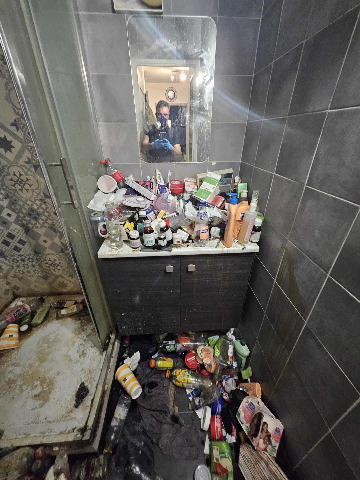 Salle de bains en syndrome de Diogène avant intervention